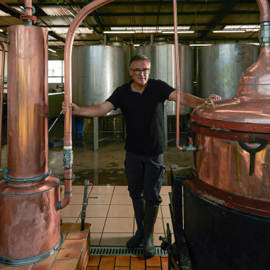 Eric, maitre-distillateur chez Meunier