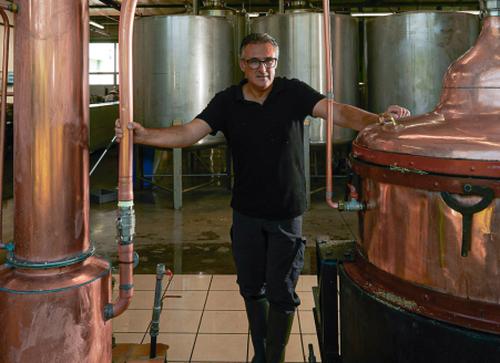 Eric, maitre-distillateur chez Meunier
